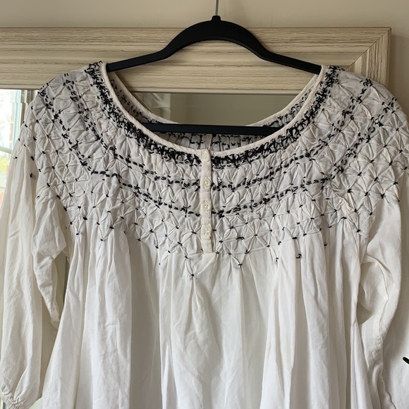 FREE PEOPLE white & black embroidered peasant blouse top (XS) ✨ - Picture 3 of 7